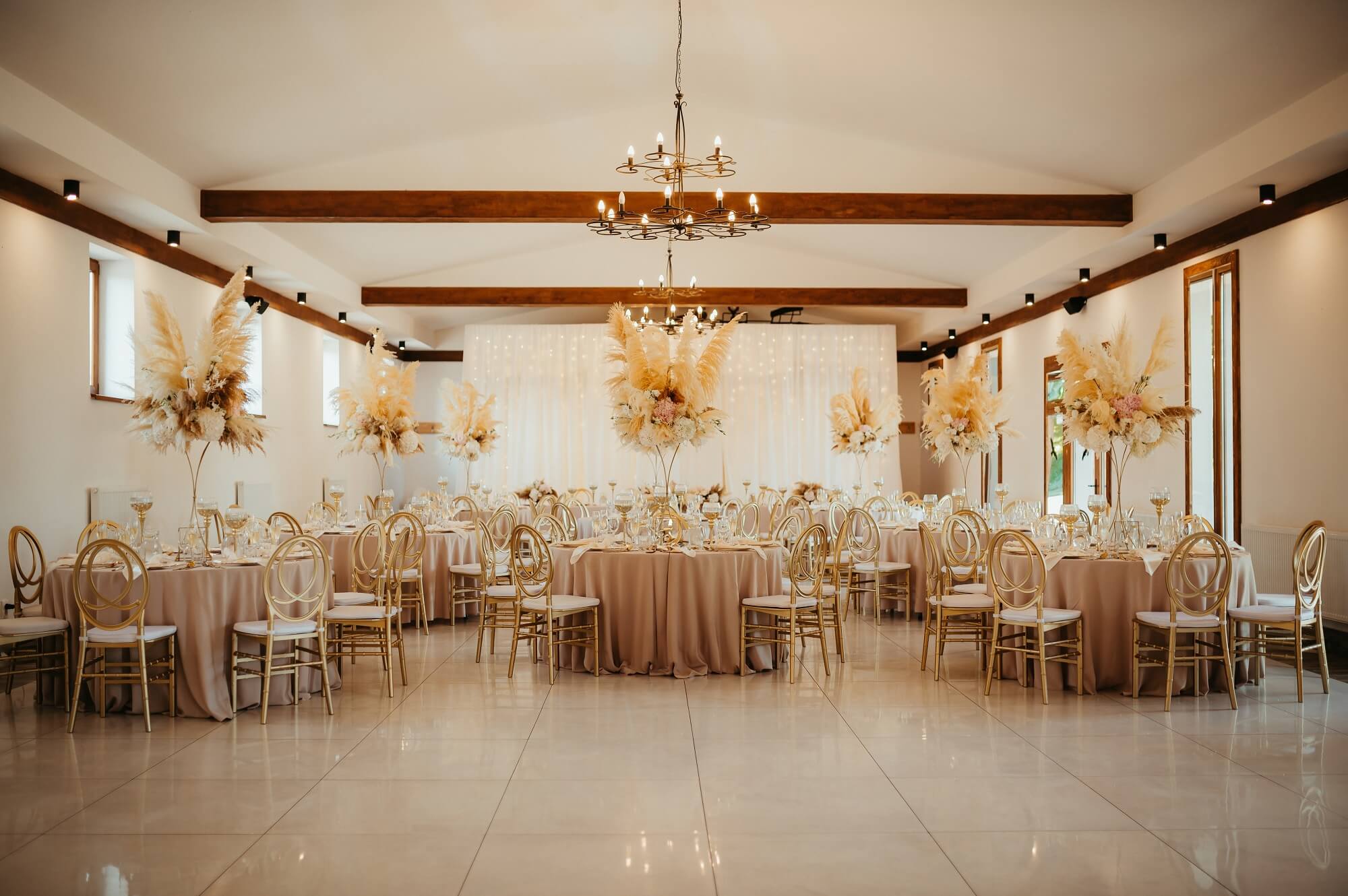 Jakie ustawienie stołów najlepiej sprawdza się w sali bankietowej